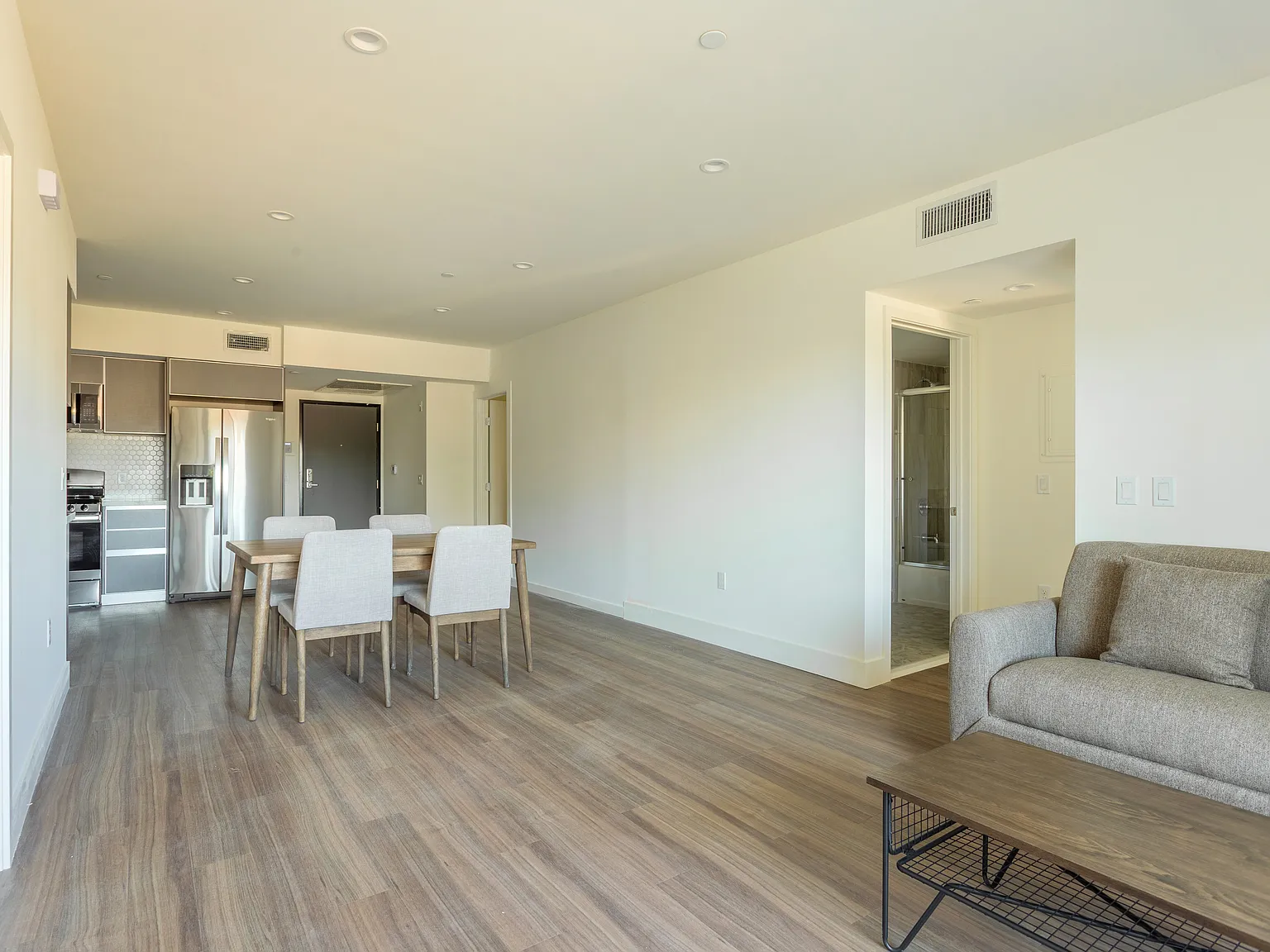 1450 S Barrington Ave — Photo 3