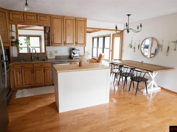 4 Woodland Dr, New Ulm, MN 56073
