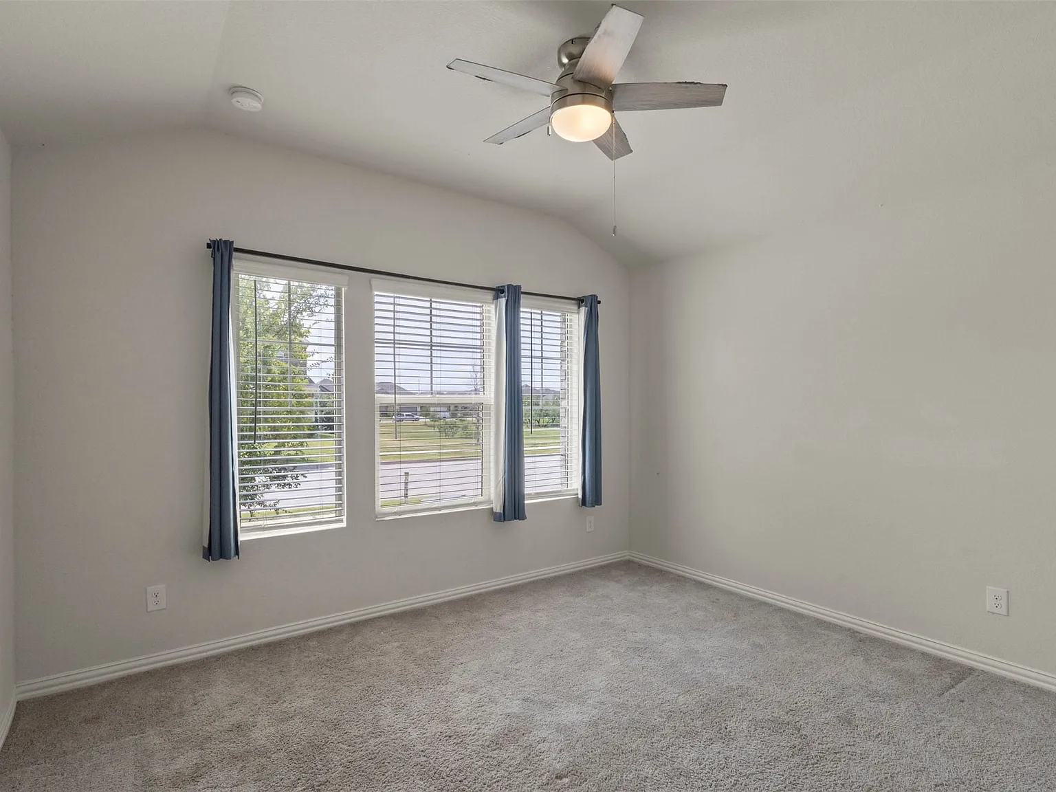 4 bed, 3.0 bath, 2260 sqft, $2,600 — Photo 4