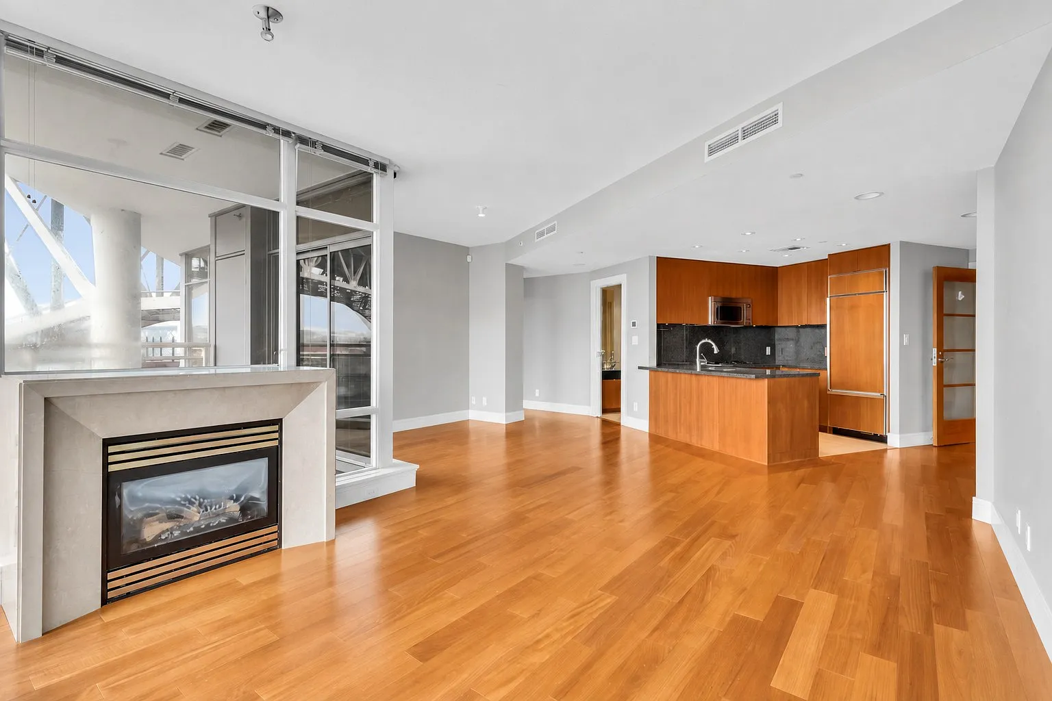 2 bed, 1400 sqft, $6,800 — Photo 3