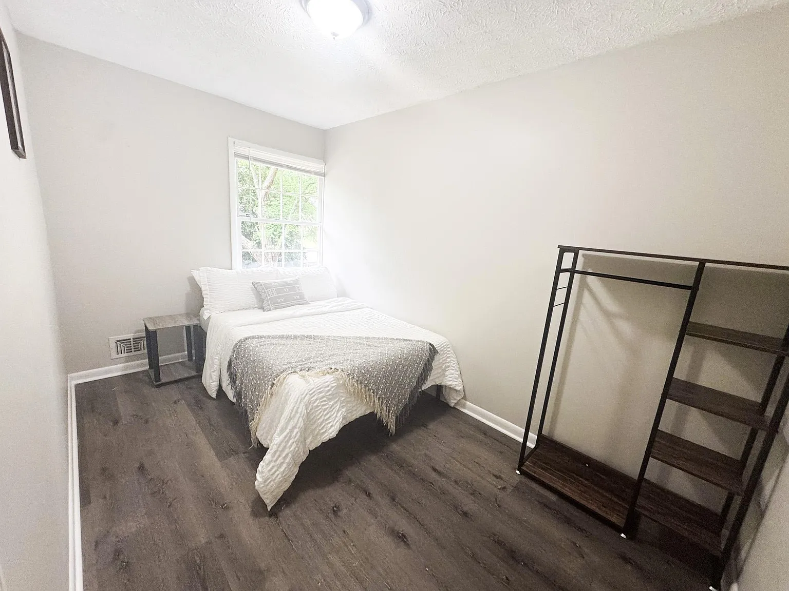 4 bed, 2.0 bath, 1800 sqft, $620 — Photo 2