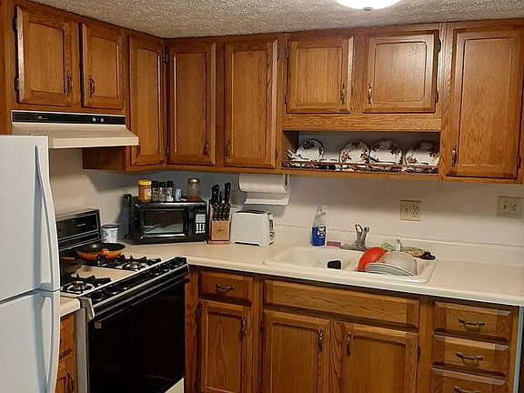 2nd image of 137 Emerson St