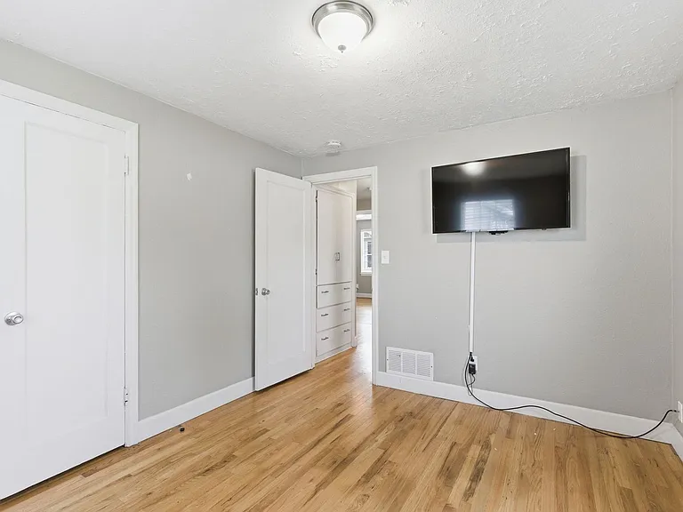 1017 E 40th Ave — Photo 15