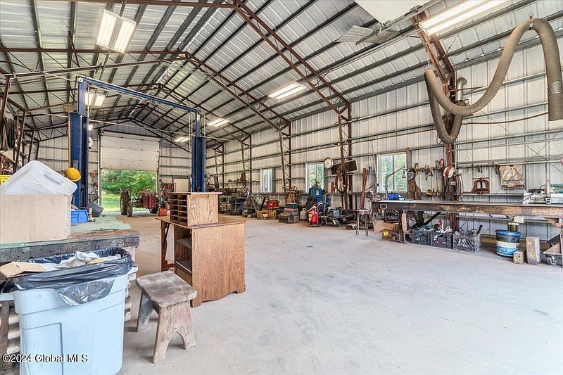 5th image of 318 Coot Hill Rd.