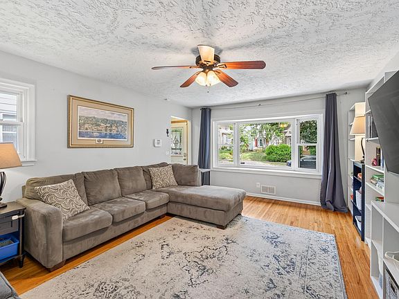 4th image of 4026 6th St NE