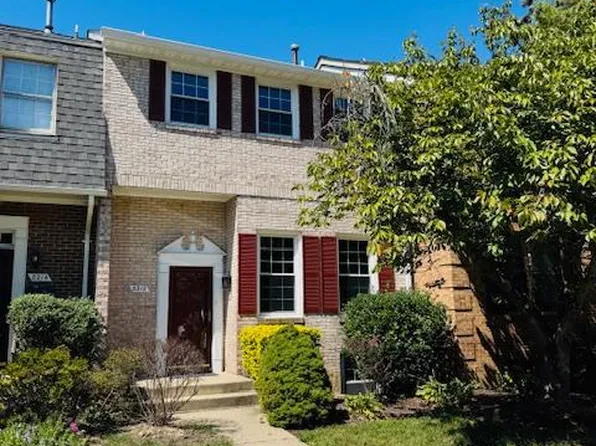 8212 La Faye Ct, Alexandria, VA 22306