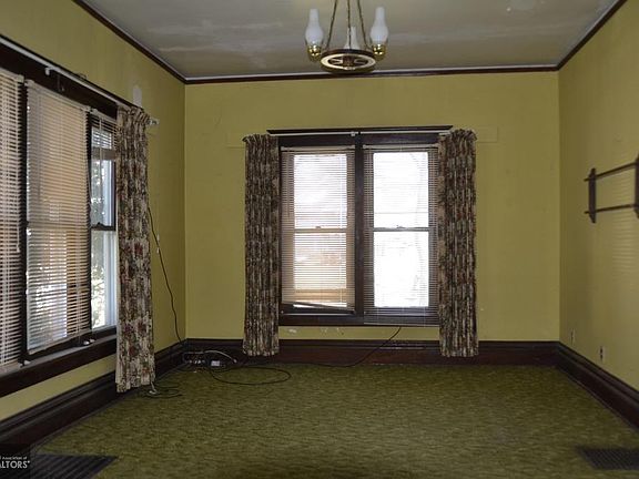 4th image of 207 S Broadway St
