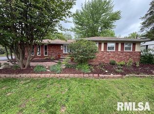 303 S Greenbriar Rd, Carterville, IL 62918