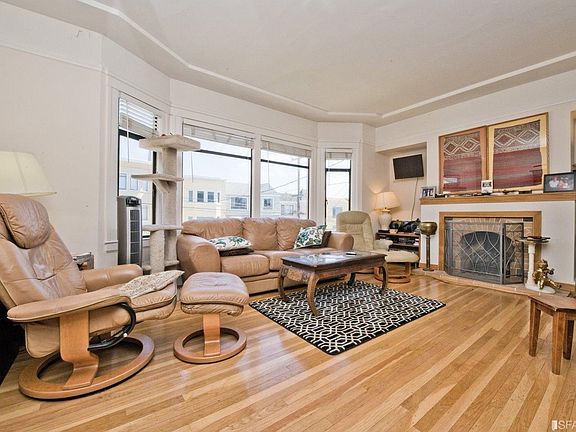 Top Unit - Living Room with Gas Fireplace