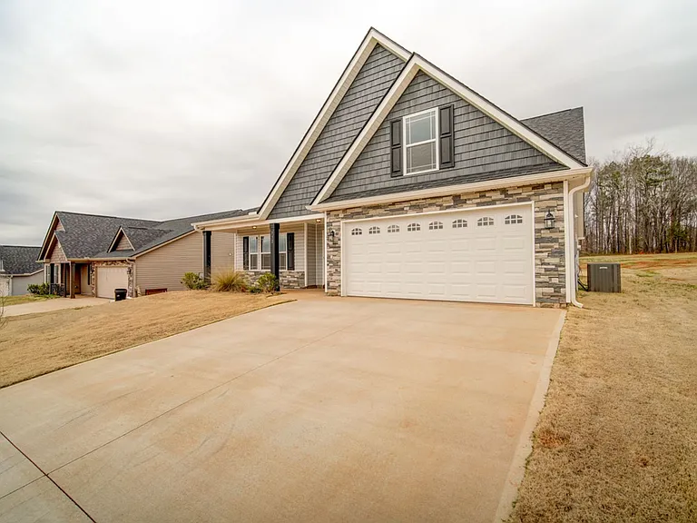 732 Shelburne Ln — Photo 3
