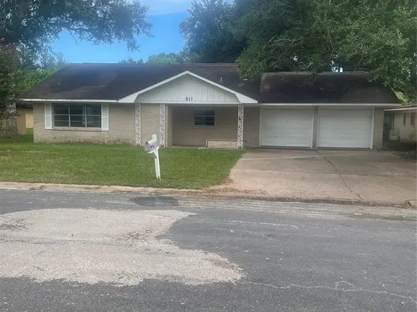 911 Roberts St, El Campo, TX 77437