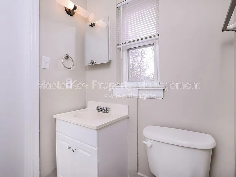 208 E Geer St #B — Photo 12