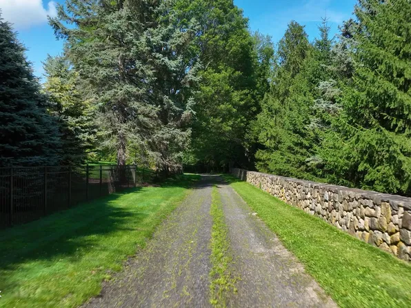 173 Adams Ln, New Canaan, CT 06840