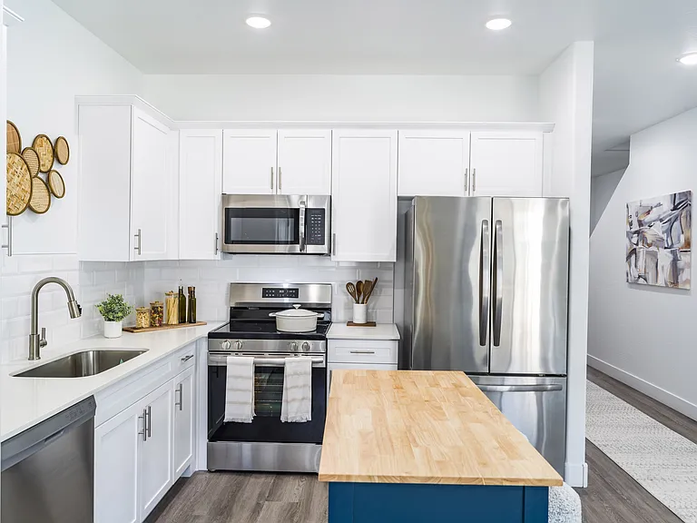 At Amavi Aster Ridge, embrace modern efficiency with our ENERGY STAR_ stainless steel appliance package. Elevate your lifestyle while reducing your carbon footprint.