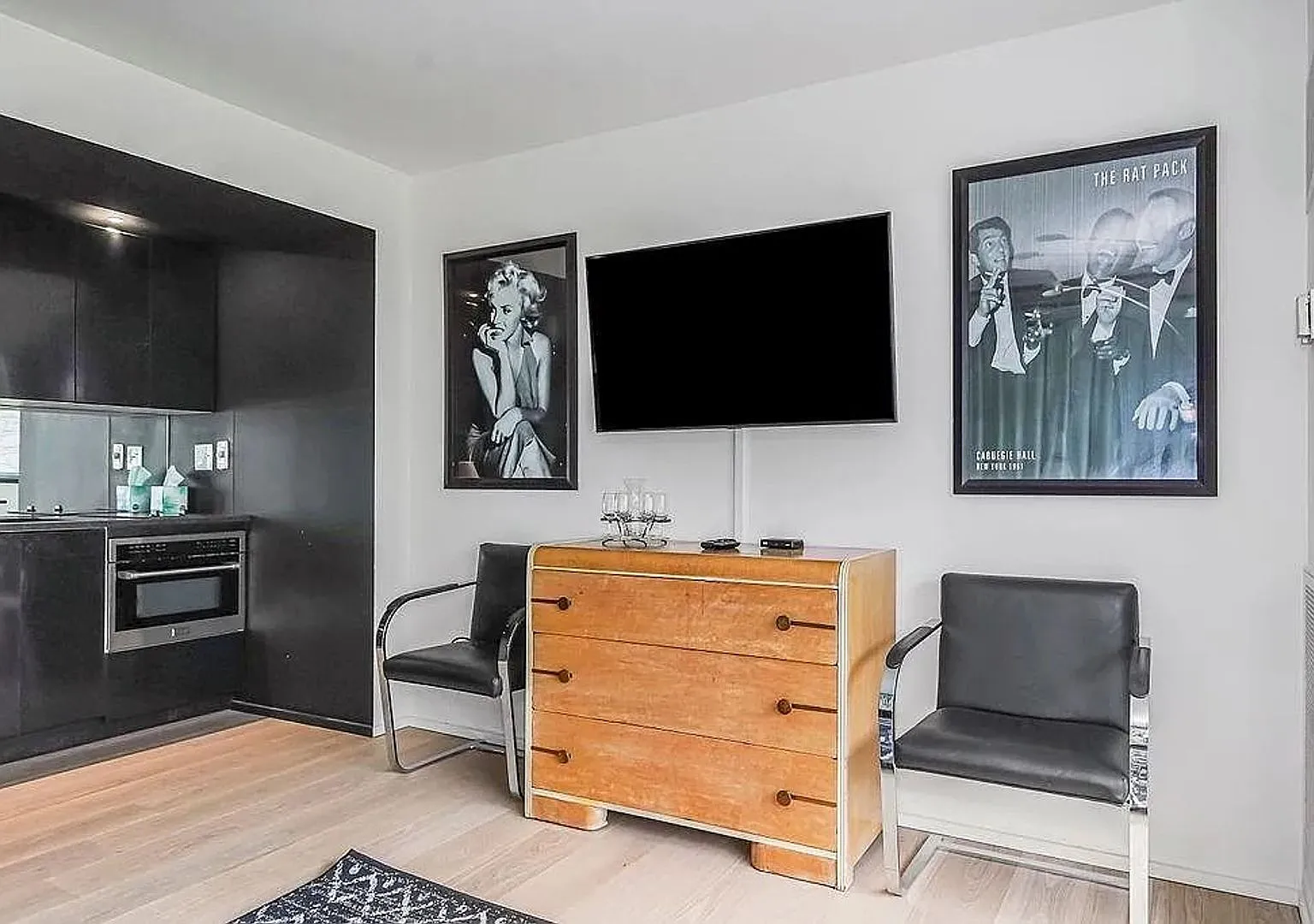 Cozy 1-Bedroom Condo in Crown Center | Compact Living Near Union Station — Photo 2