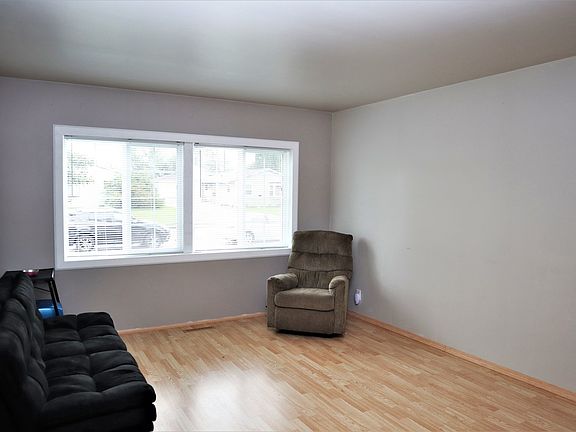 3rd image of 921 Berkley St