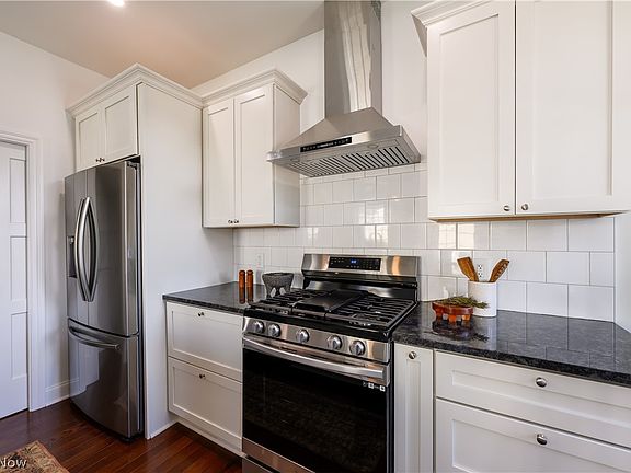 5th image of 2087 Fairview Ave