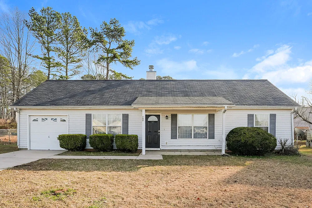 3 bed, 2.0 bath, 1216 sqft, $2,340 — Photo 1