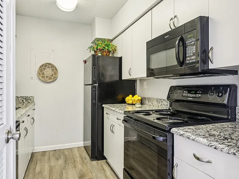 12th & Beach Apartments — Photo 14