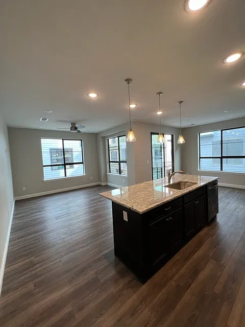 2 bed, 1291 sqft, $2,450 — Photo 4