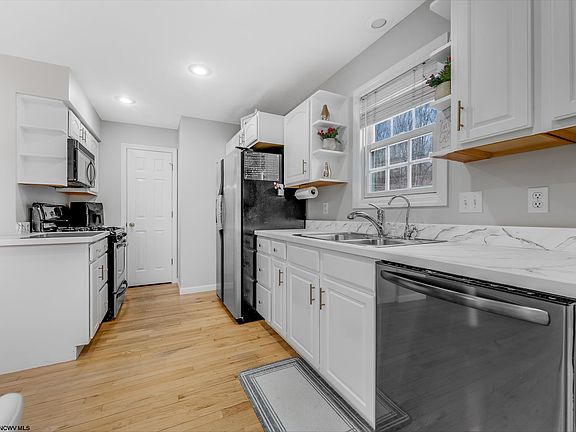 3rd image of 701 Park Side Ln