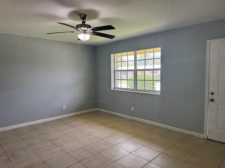 1740 SW 70th Way — Photo 3