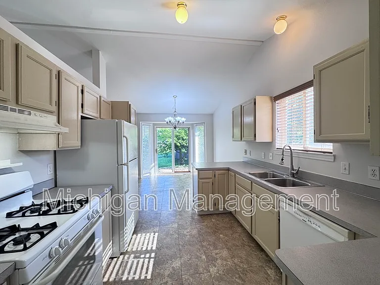 173 Algansee Dr — Photo 14