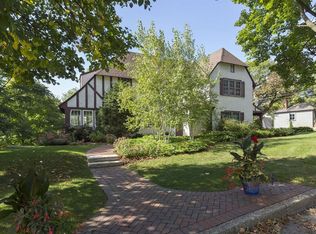 211 Mount Curve Blvd, Saint Paul, MN 55105