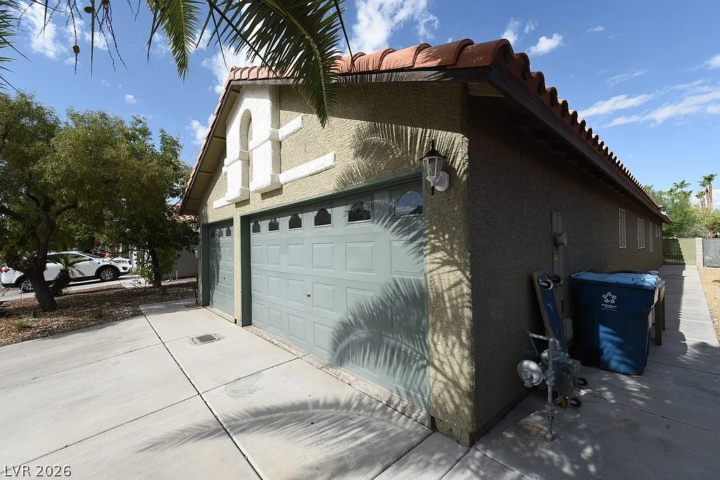 3 bed, 2.0 bath, 1932 sqft, $3,300 — Photo 3