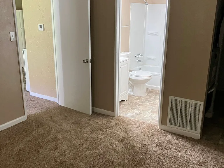 River Pointe Apartments — Photo 12