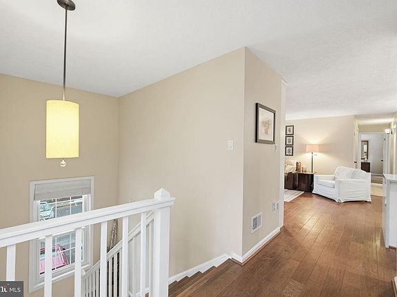 4th image of 10024 Oakton Terrace Rd