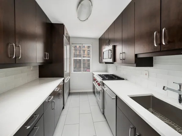 233 East 69th Street image 2 of 12