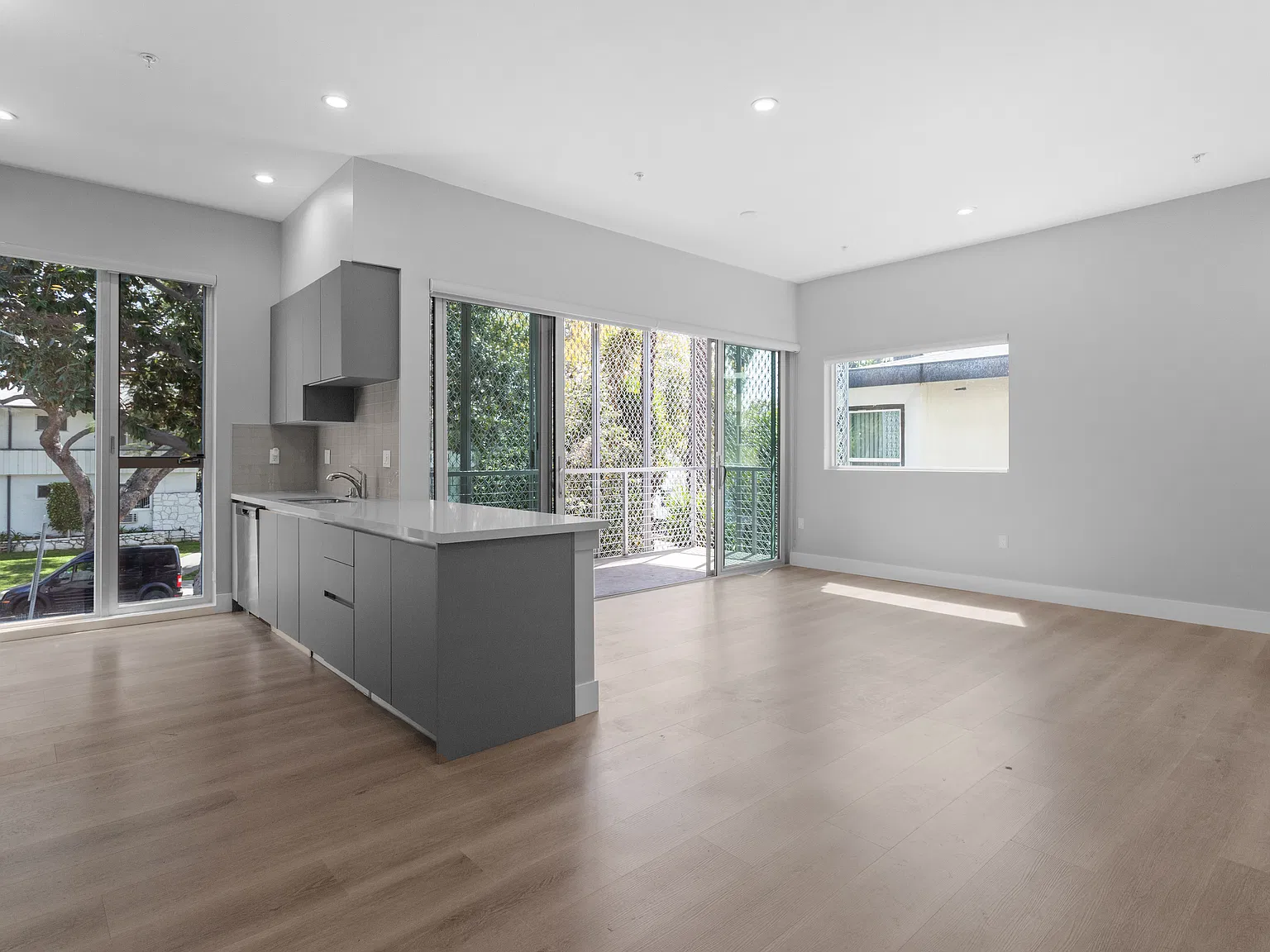1223 N Hayworth Ave — Photo 4