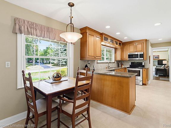 4th image of 932 S Reading Rd