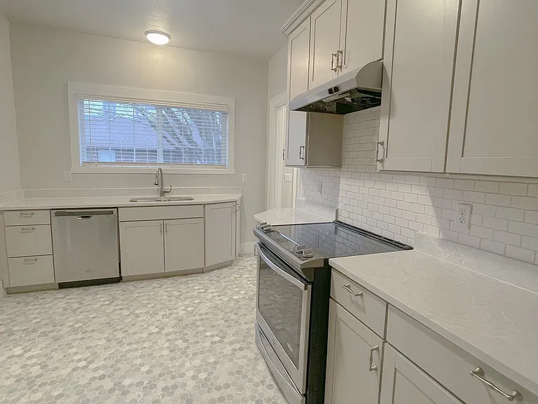709 N I St #11 — Photo 3