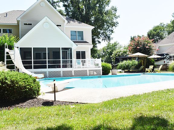 2nd image of 10147 Queens Cir