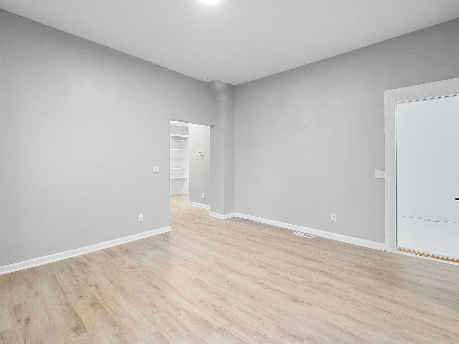 6 bed, 2.0 bath, 2512 sqft, $2,995 — Photo 3