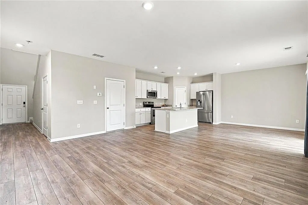 4 bed, 2.5 bath, 1928 sqft, $2,000 — Photo 4