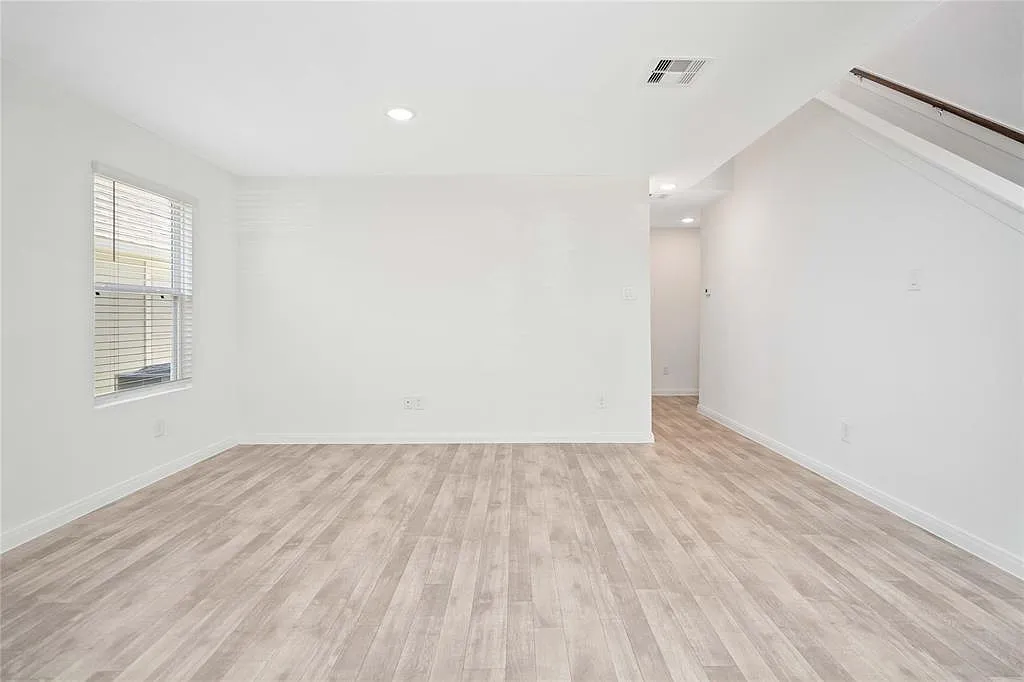 3 bed, 2.0 bath, 1048 sqft, $1,950 — Photo 3