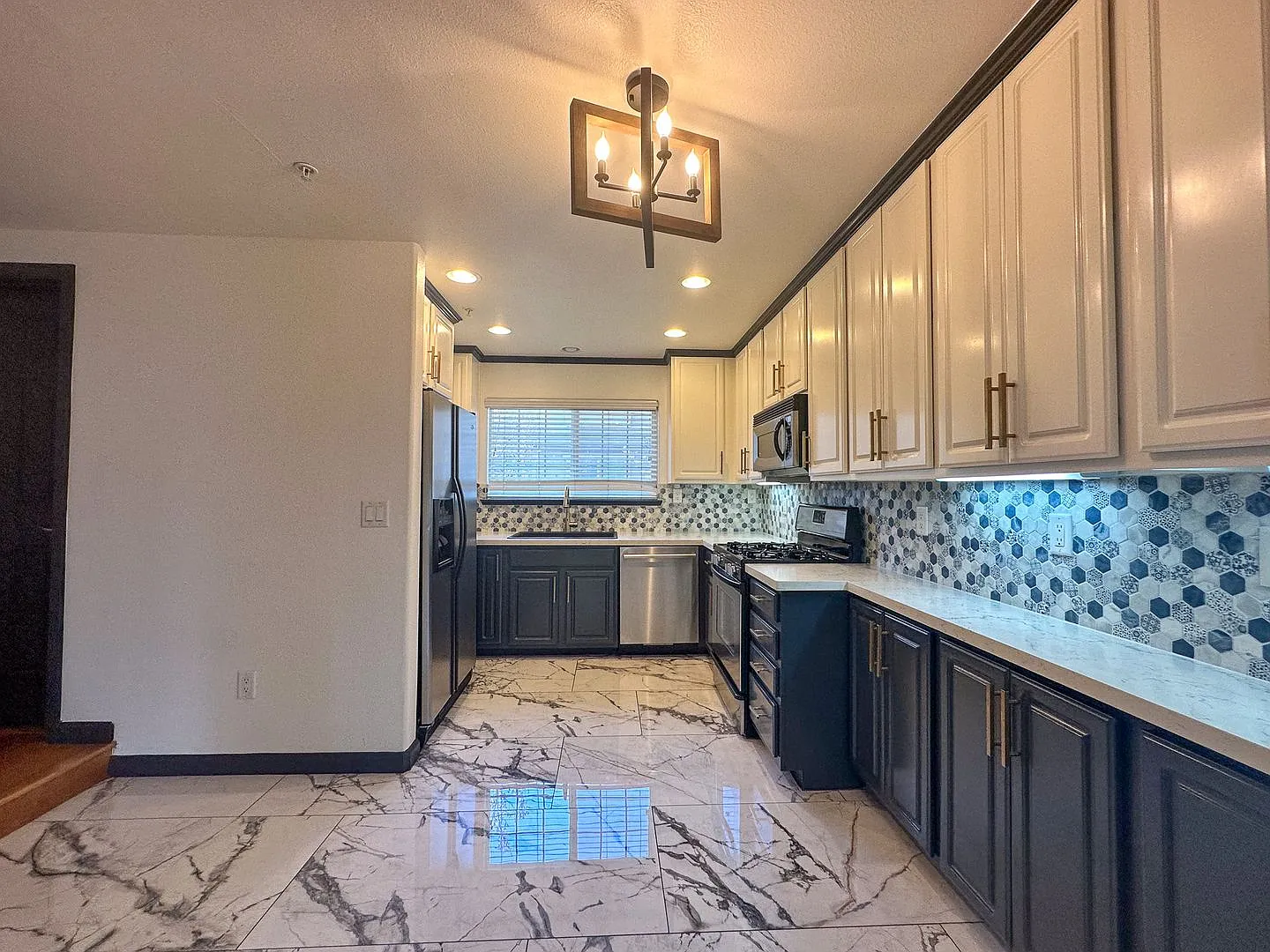 Gorgeous Sunnyvale Townhouse With Two Bedrooms Plus Office! — Photo 3