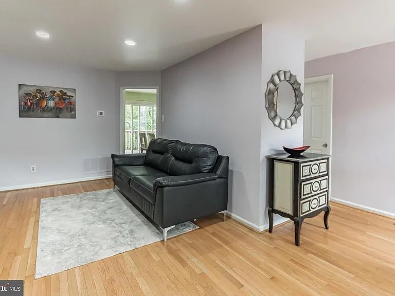 604 Hillary Ct — Photo 3