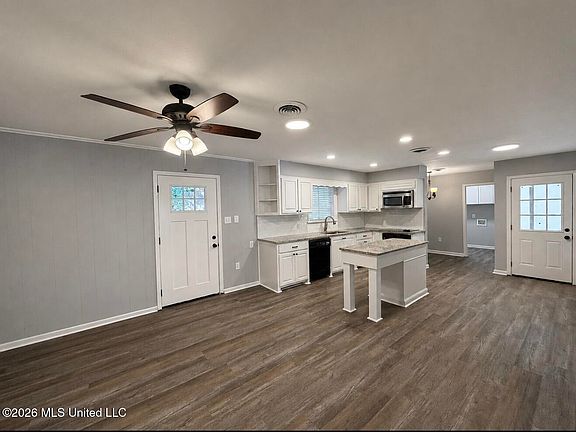 3rd image of 1016 Tanglewood Dr