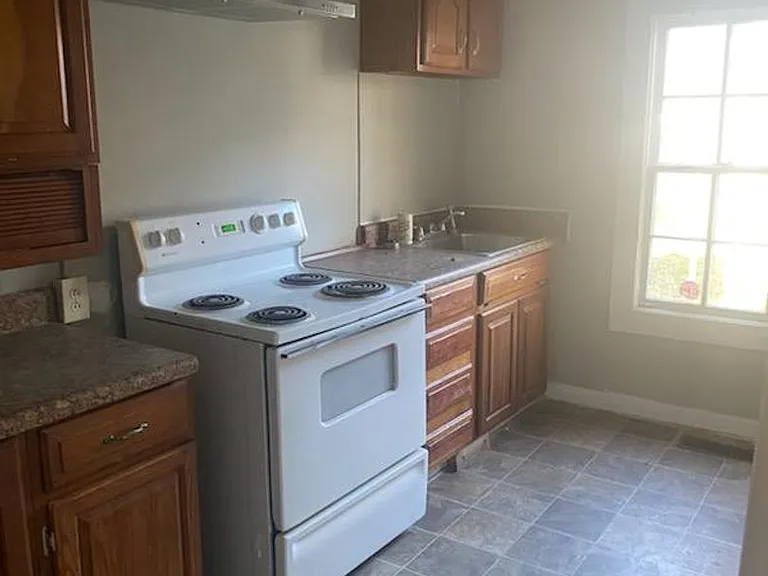 221 E Bell St — Photo 4