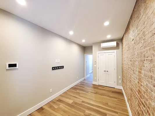 Rented by Astoria Realty | media 14