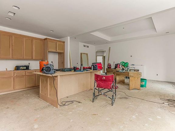 4th image of 803 Kellogg St