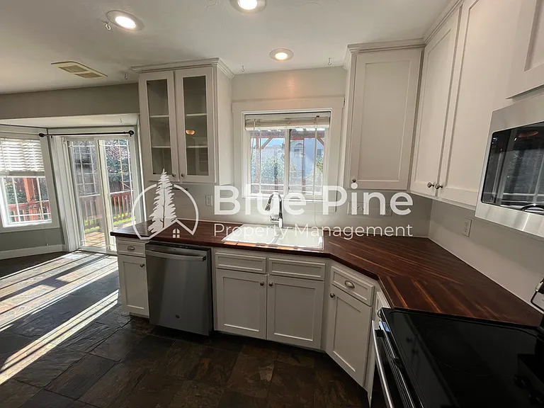 157 Leesburg Ln — Photo 8