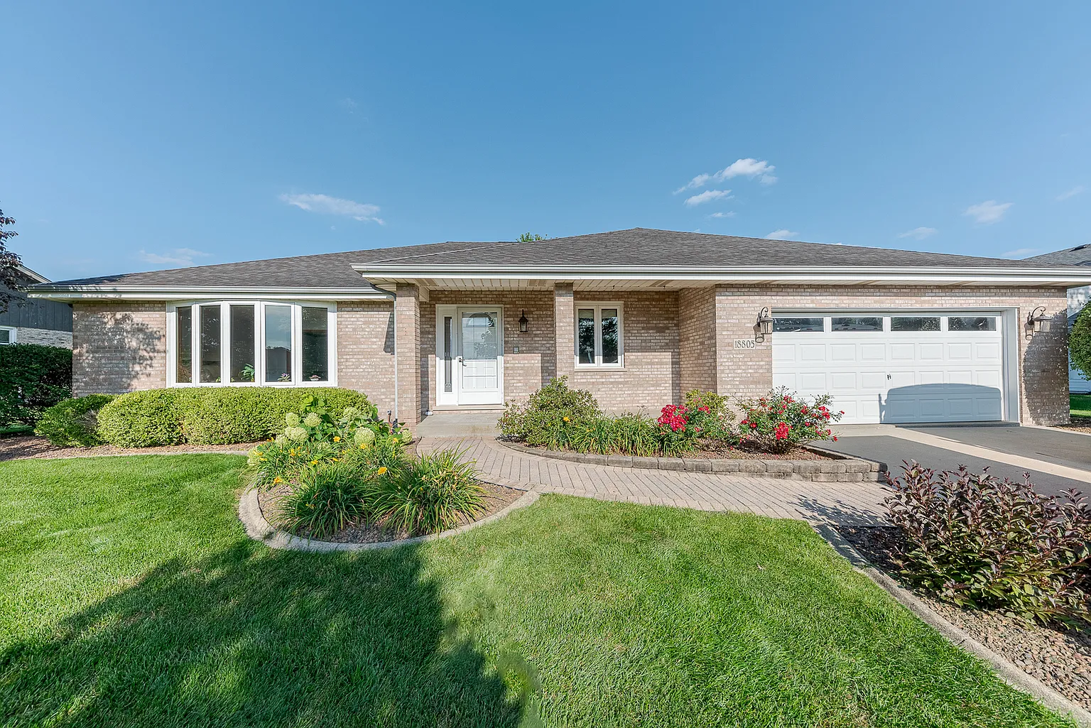 18805 London Ln photo 1