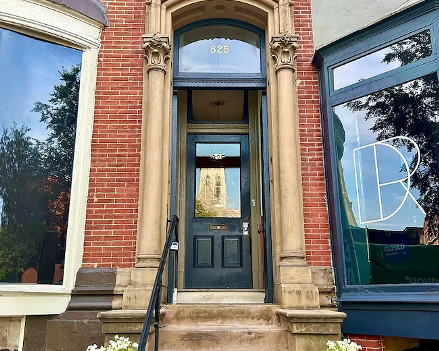 825 N Charles — Photo 2