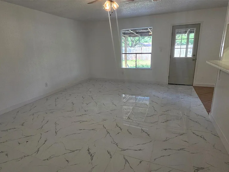5129 Chateaux Dr — Photo 4