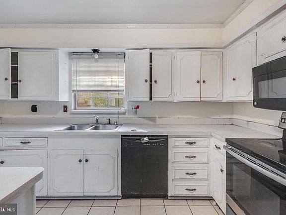 5th image of 216 Emerald Hill Dr